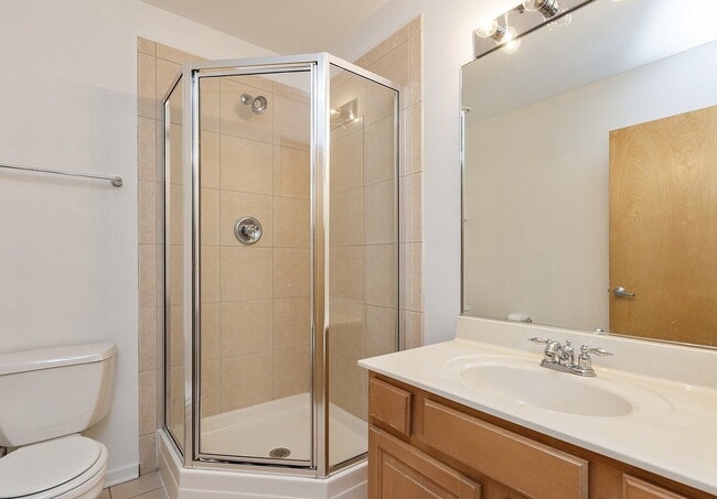 Building Photo - "Modern 2-Bed, 2-Bath Gem in Chicago's Heart – Fully Equipped for Urban Living!"