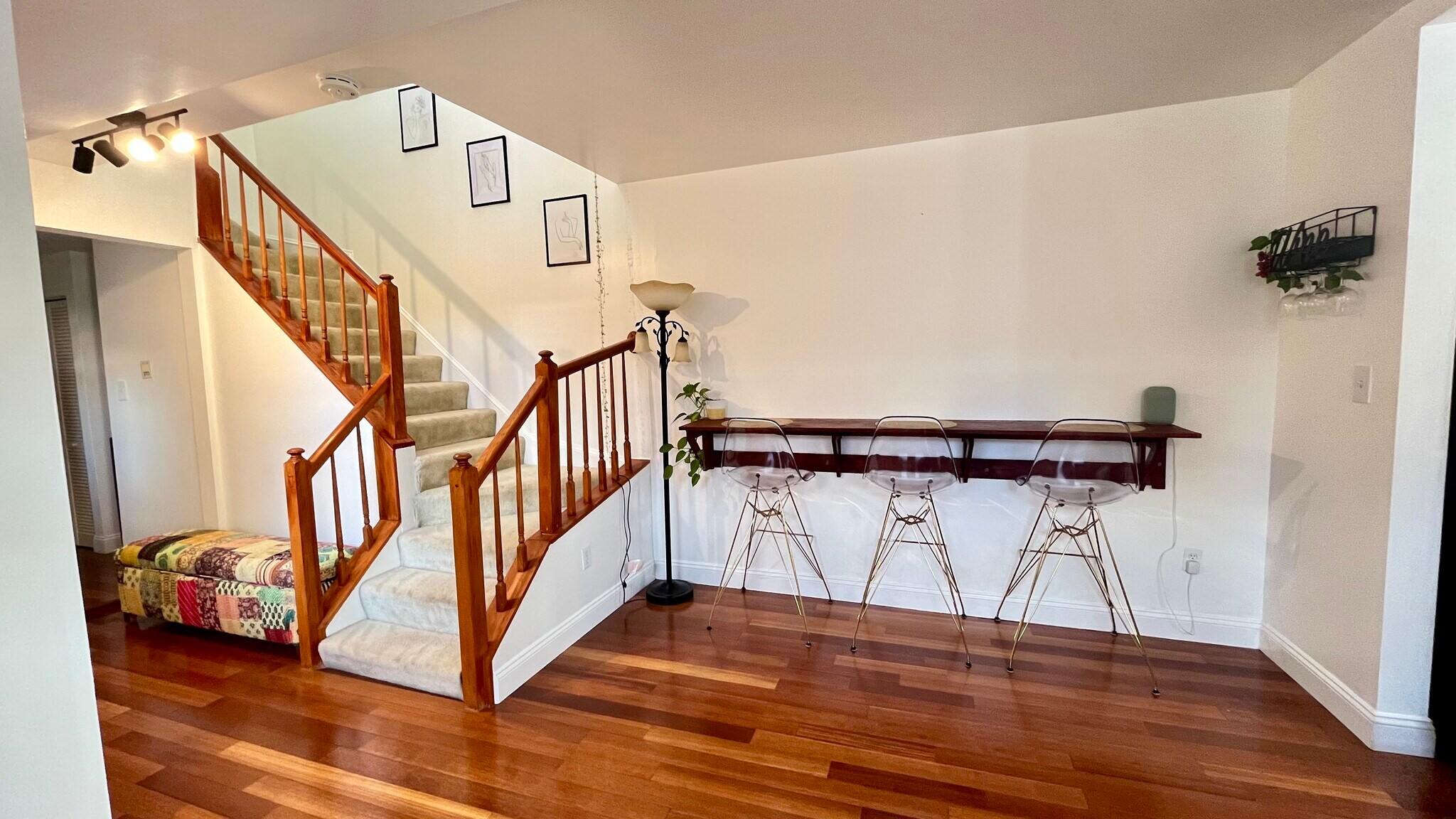 Breakfast bar - 512 Cathedral St