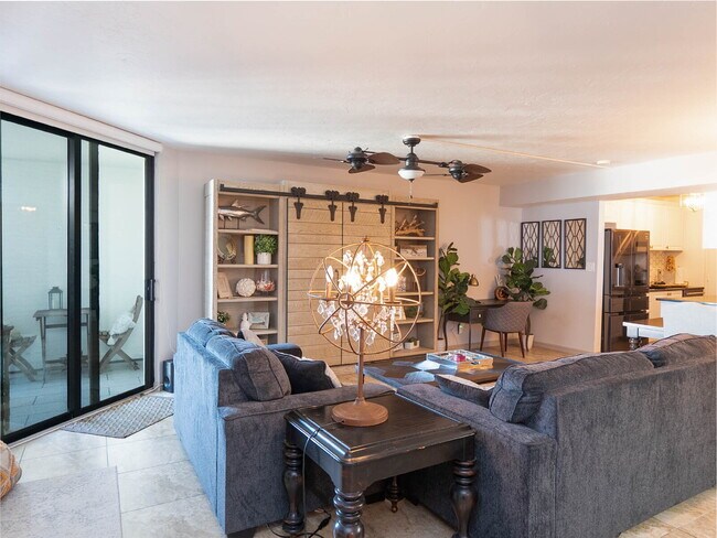 Building Photo - TURNKEY FURNISHED WATERFRONT RENTAL – Live the Island Life on Siesta Key