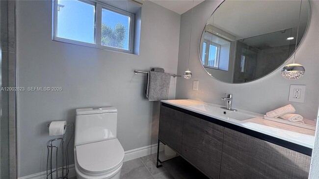 Building Photo - 903 NE 27th Ave