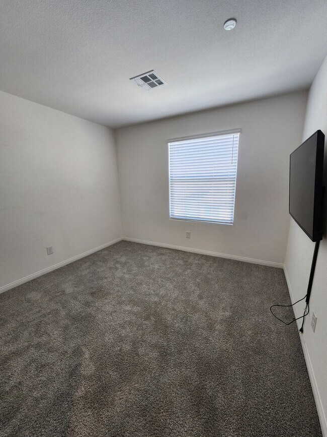 Building Photo - Modern Comfort Meets Vegas Vibes! – Utilit...