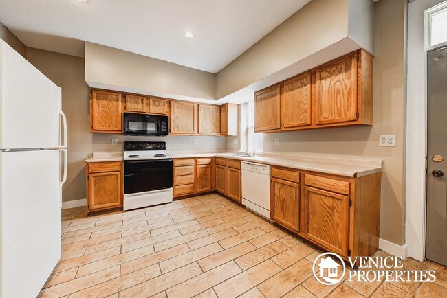 Building Photo - 1984-1986 Summit St