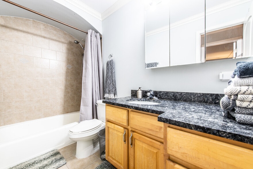 Building Photo - 5027 N East River Rd