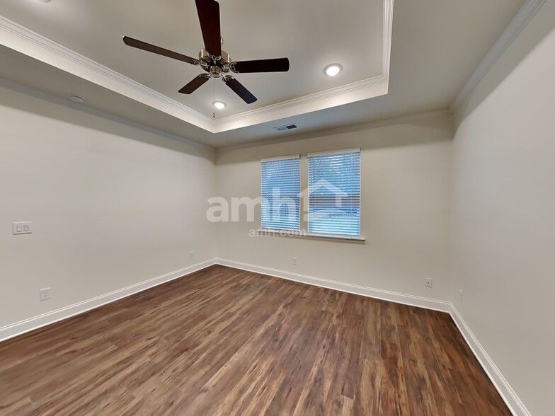 Building Photo - 290 Willow Ln