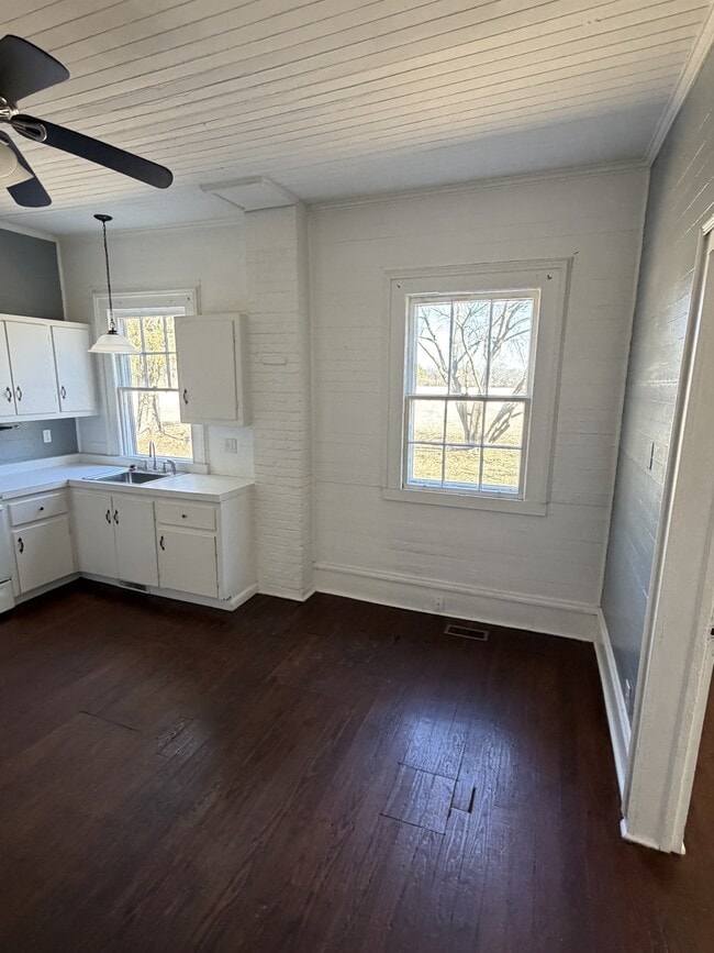 Building Photo - 411 Latham Ln