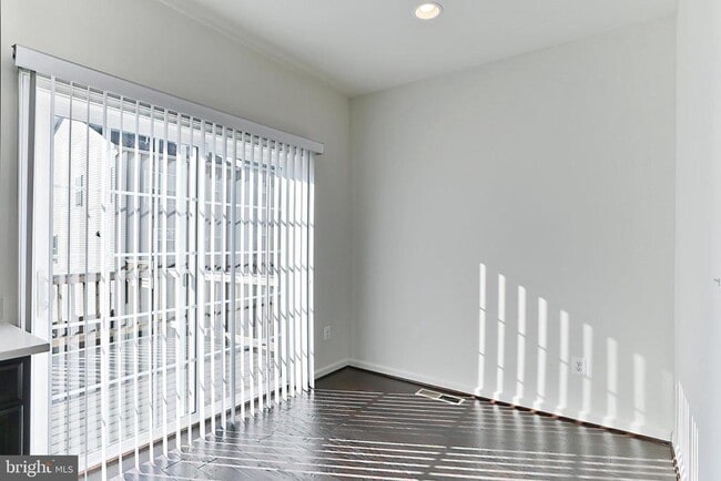 Building Photo - 210 Apsley Terrace