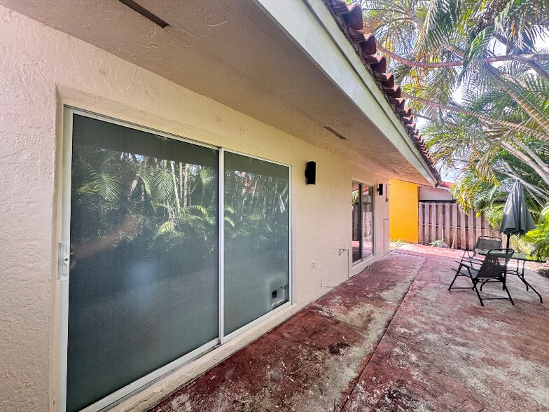 Building Photo - 2849 W 71st St