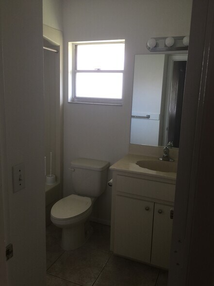 main bath - 1916 Marcia St