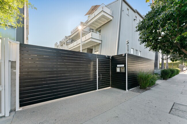 Building Photo - 615 Hampton Dr
