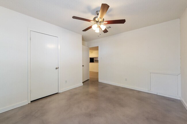 Building Photo - 5612 William Holland Ave