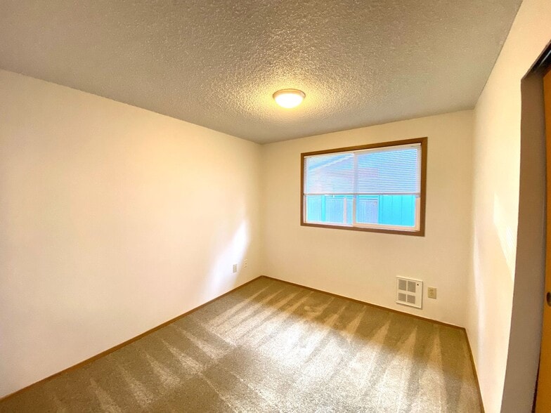 Building Photo - Bothell Duplex w/ Spacious Yard