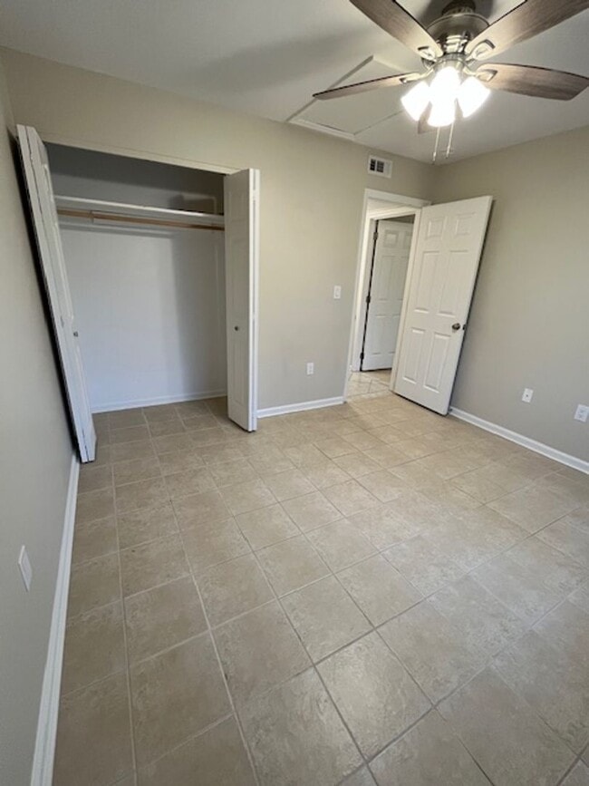 Building Photo - 2 Bedroom 1 Bath Upstairs Condo with MANY upgrades in Hunters Chase