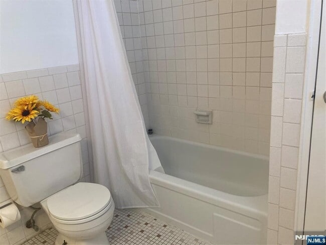 Building Photo - 1251 Valley Rd