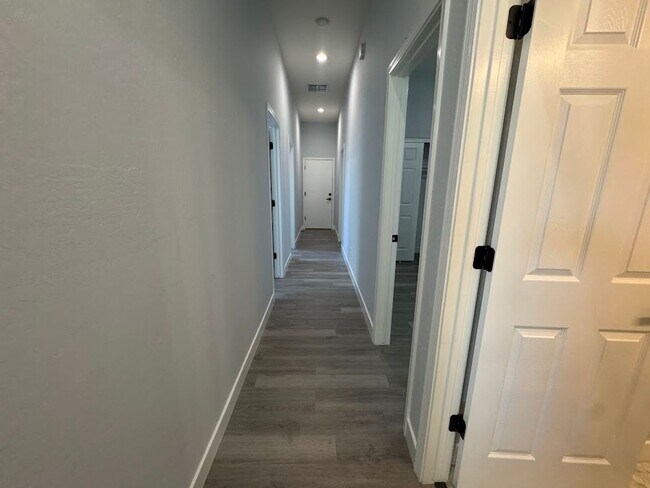 Building Photo - BEAUTIFUL 4 BEDROOM 2 BATHROOM HOME IN PHO...