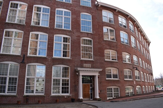 Building Photo - Reduced & 10% off 1st Month's Rent! Impecc...