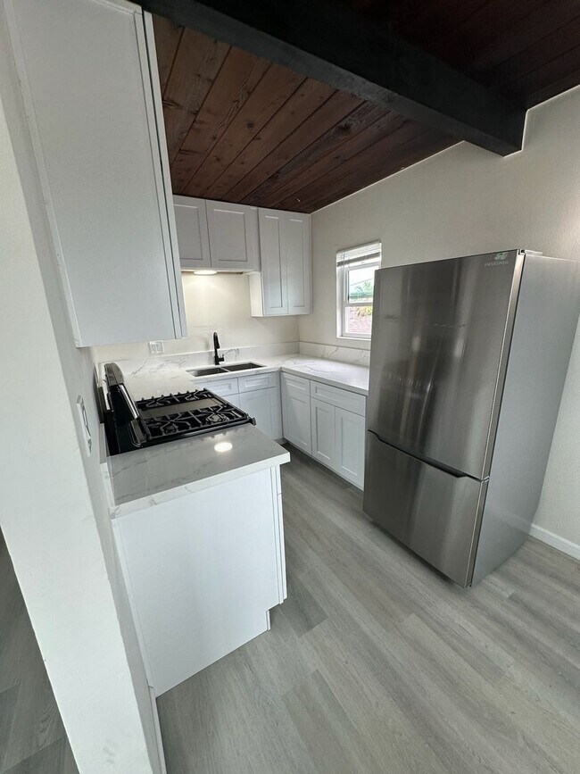 Building Photo - Newly Remodeled - 2 Bedroom/1 Bath...Downstairs Unit