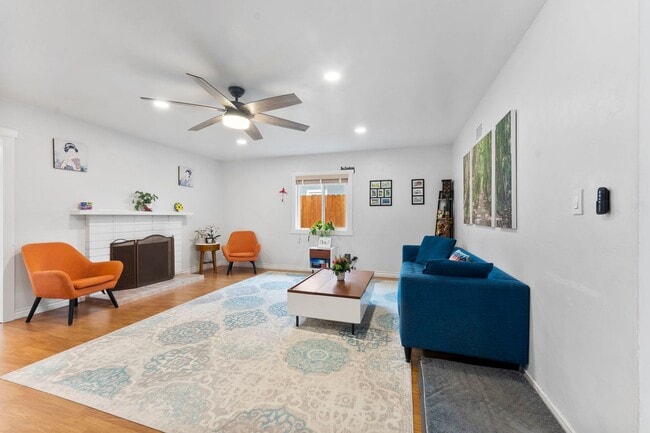 Building Photo - SPACIOUS 4 BEDROOM/2 BATHROOM HOME FOR REN...
