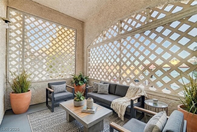 Building Photo - 1900 N Torrey Pines Dr