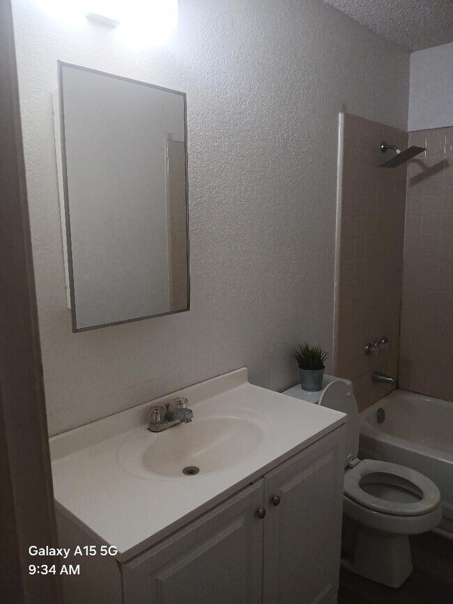 Building Photo - 913 N 7th St