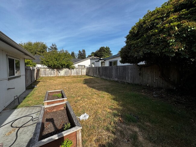 Building Photo - Spacious 2 Bed 1 Bath Home!