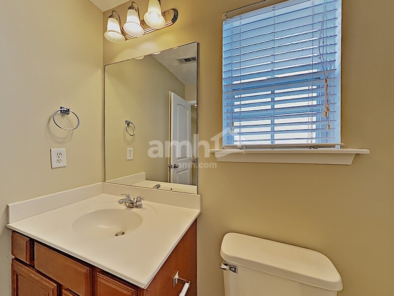 Building Photo - 105 Tulip Grove Pt