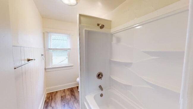 Building Photo - SPACIOUS 4 BEDROOMS / 2 FULL BATHS BEAUTIF...