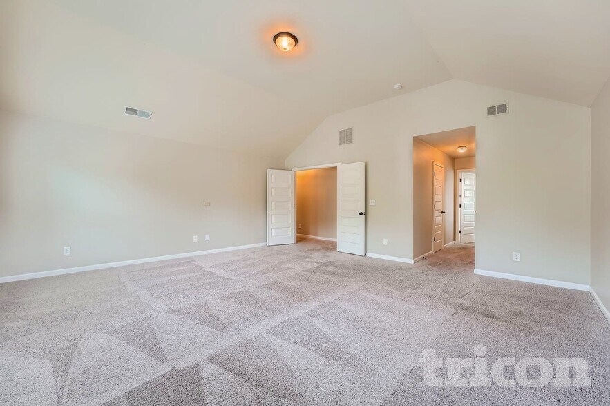 Building Photo - 744 Effendi Pl