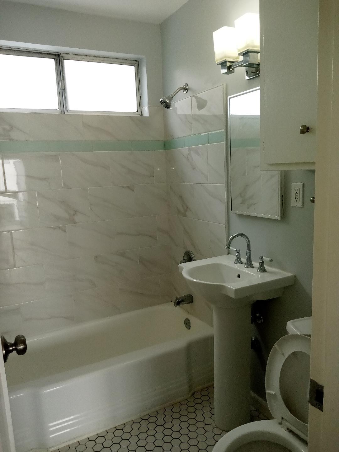 Building Photo - 1357 Edgecliffe Dr