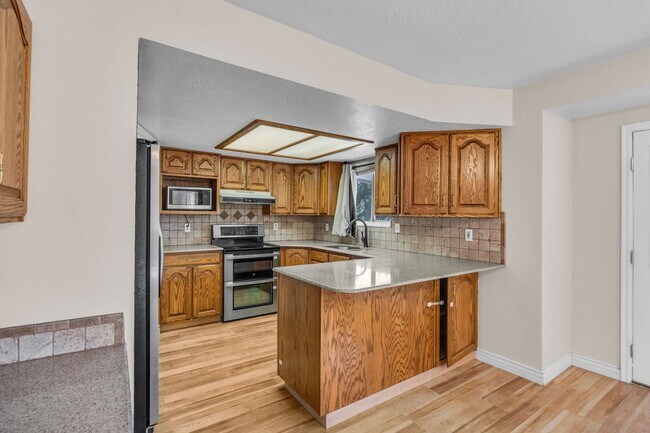 Building Photo - 567 N Allanwood Pl