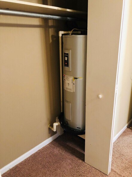 Building Photo - 185 Oak St