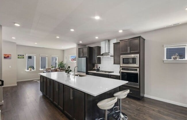 Building Photo - Modern 4-Bed Home in Northshore School District with A/C