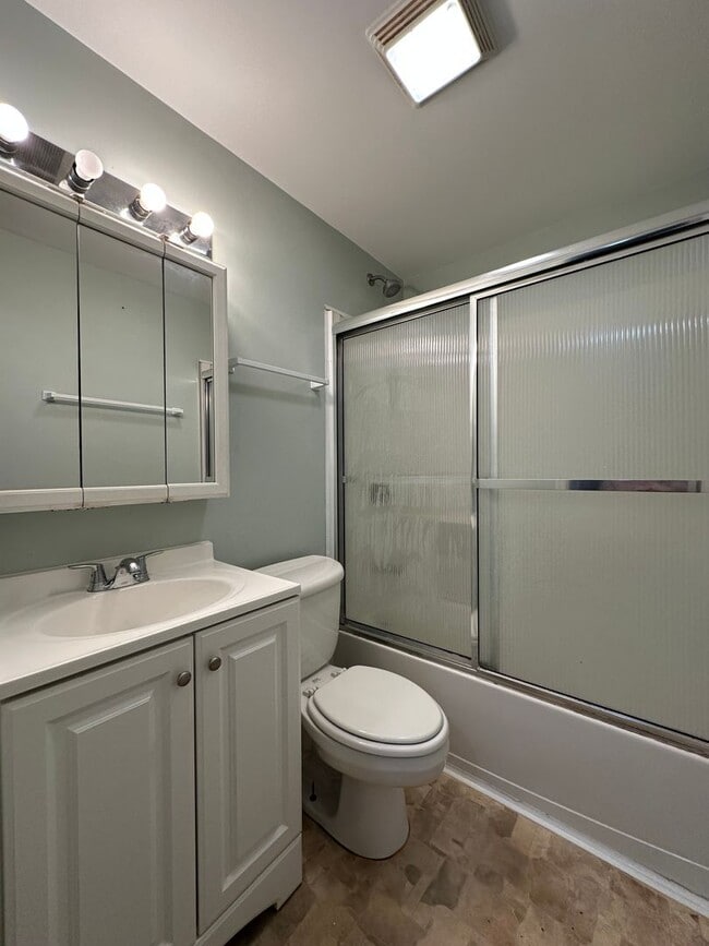 Building Photo - 3 Bedroom / 1 bathroom house