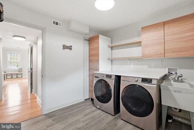 Building Photo - 510 Moat Way