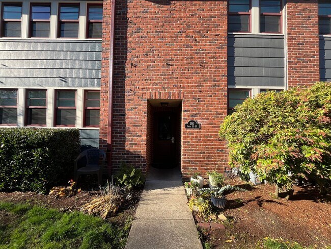 Building Photo - Beautiful 1Bd/ 1Ba Vintage Condo Located in Mt. Tabor! In Unit Laundry, Parking Space, storage un...