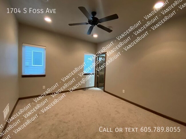 Building Photo - 1704 S Foss Ave
