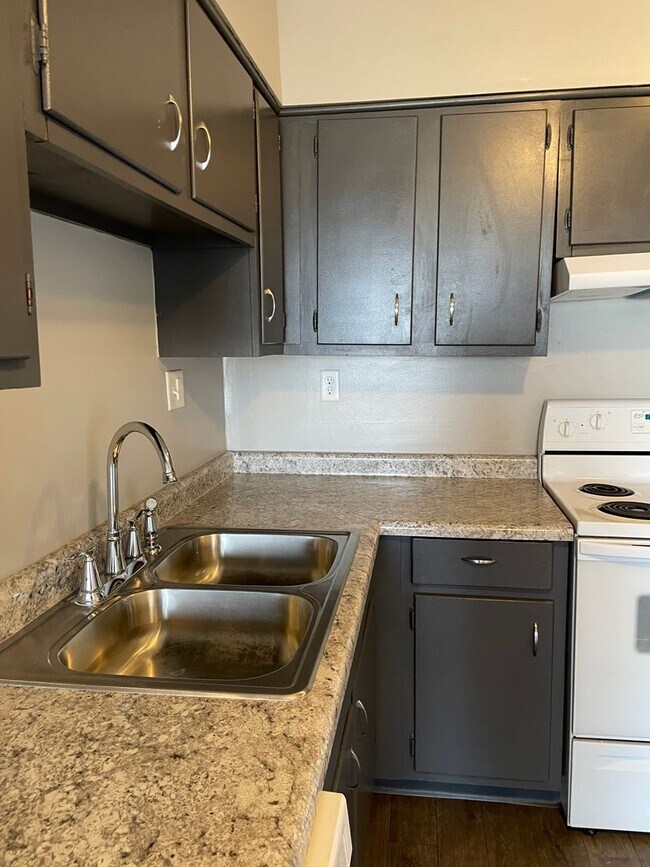 Building Photo - Remington On Rockville Living