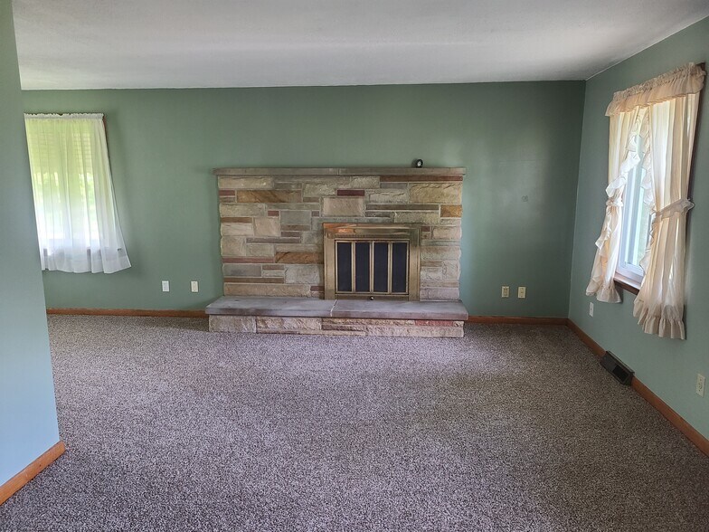 Building Photo - 297 Maylawn Ave