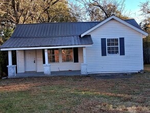 Building Photo - Charming 2 Bedroom, 2 Bath Home in the Hea...