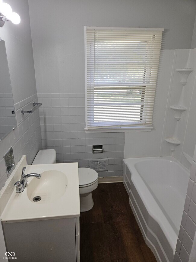 Building Photo - 2107 W Coil St