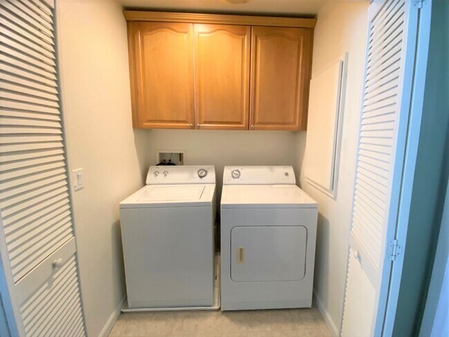 Building Photo - 3 Bed 2.5 Bath Pecos and Washburn