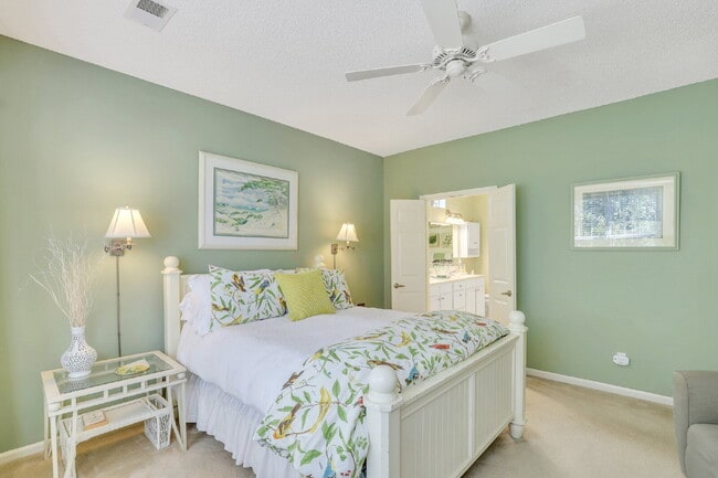 Building Photo - Charming 2-Bedroom, Plus Den Home with 2 F...
