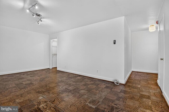 Building Photo - 1210 N Taft St