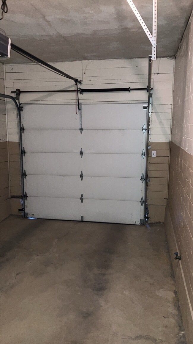 Building Photo - 1076 Sherwood Dr