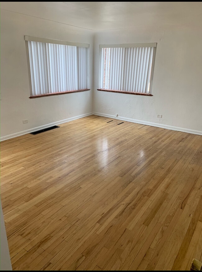 Building Photo - 165 E Oxford Ave