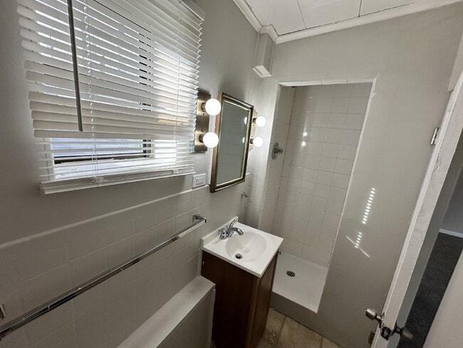 Building Photo - AVAILABLE JULY! Student Housing near DU Campus!