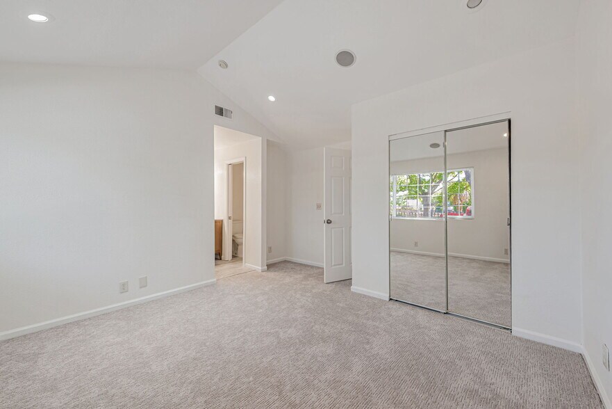 Building Photo - 1246 Hollyburne Ave