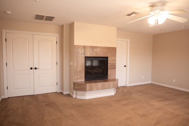 Building Photo - Stunning 5 bed/ 3.5 Bath in Pleasant Valley