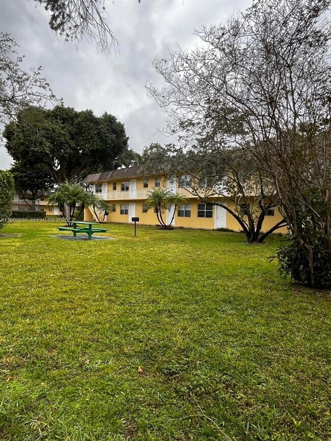 Building Photo - 5162 NE 6th Ave