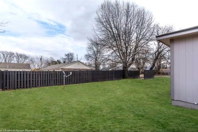 Building Photo - 106 NW Park St