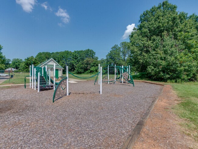 Building Photo - A picture perfect cottage home ready for you with community pool!